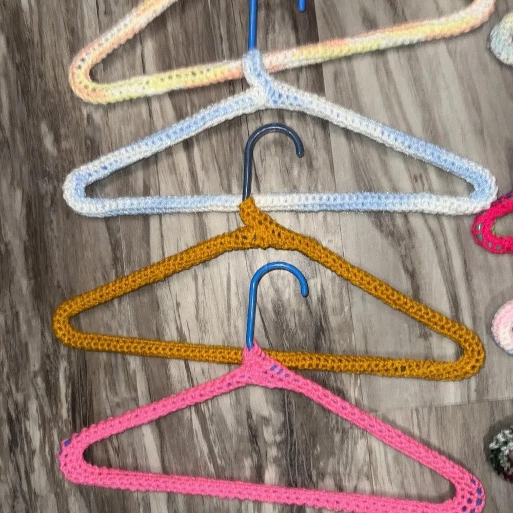 12 Vintage Retro handmade Yarn Crochet Plastic hangers Home Decor Organization